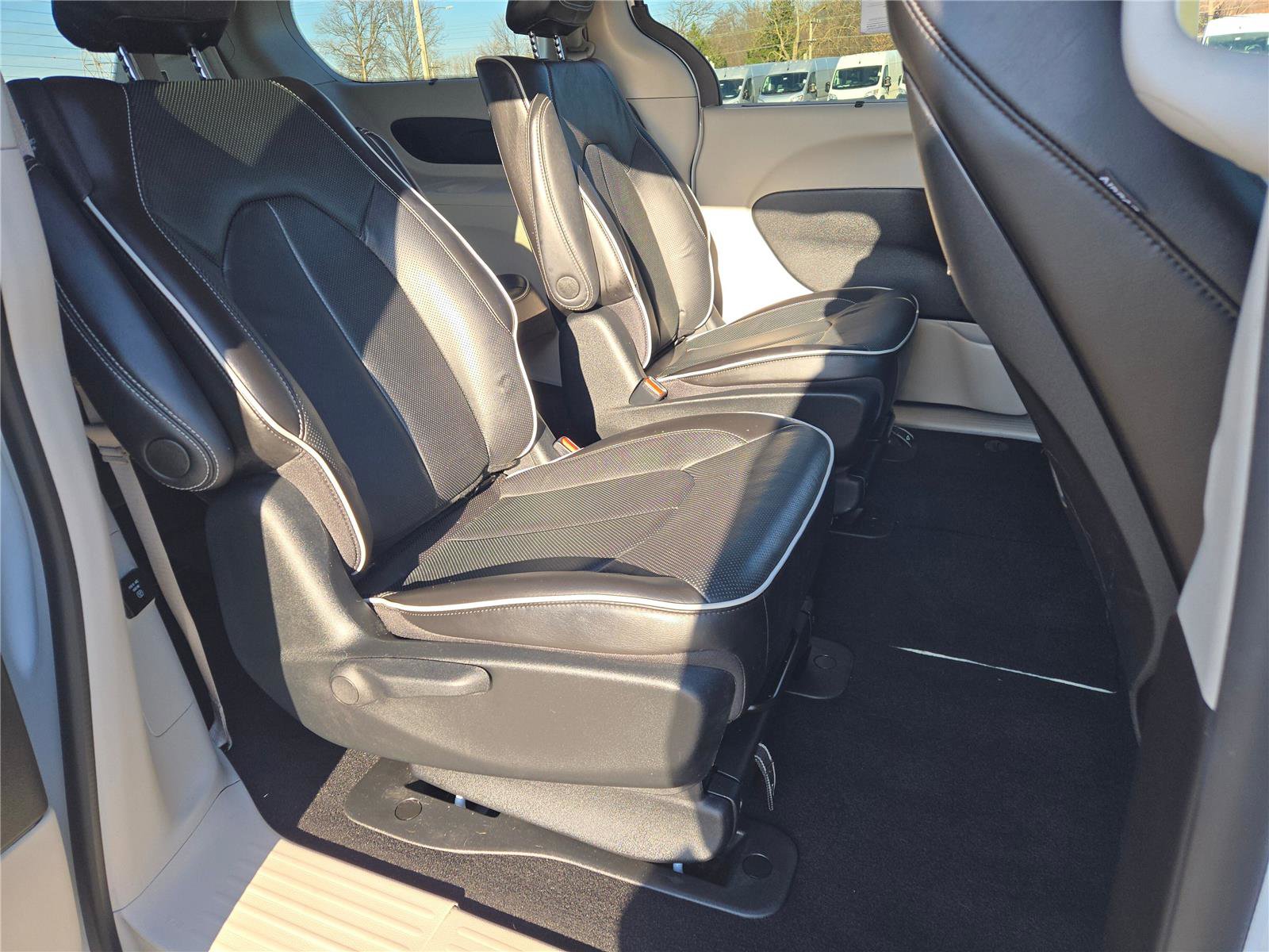 Used 2023 Chrysler Pacifica Limited w/ Uconnect Theater Family Group image 9