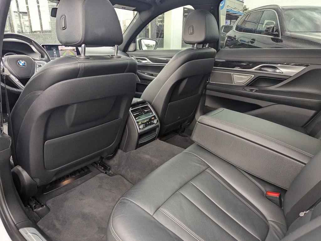 Used 2019 BMW 740i w/ M Sport Package RWD image 31