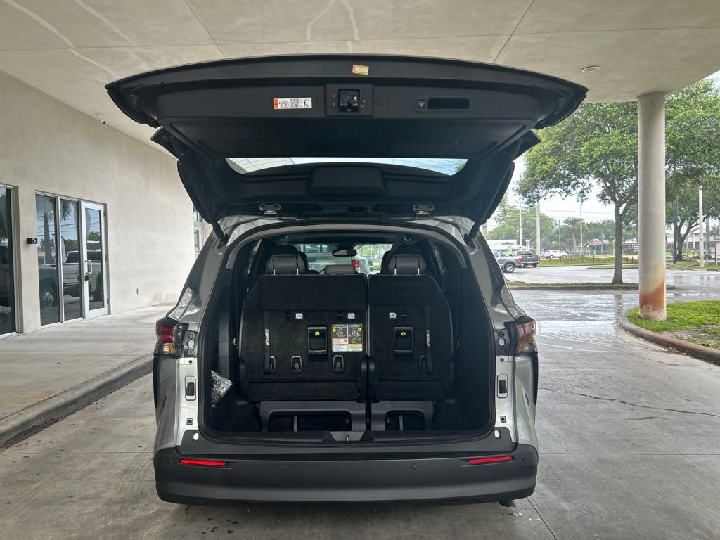 Used 2025 Toyota Sienna XLE FWD image 36