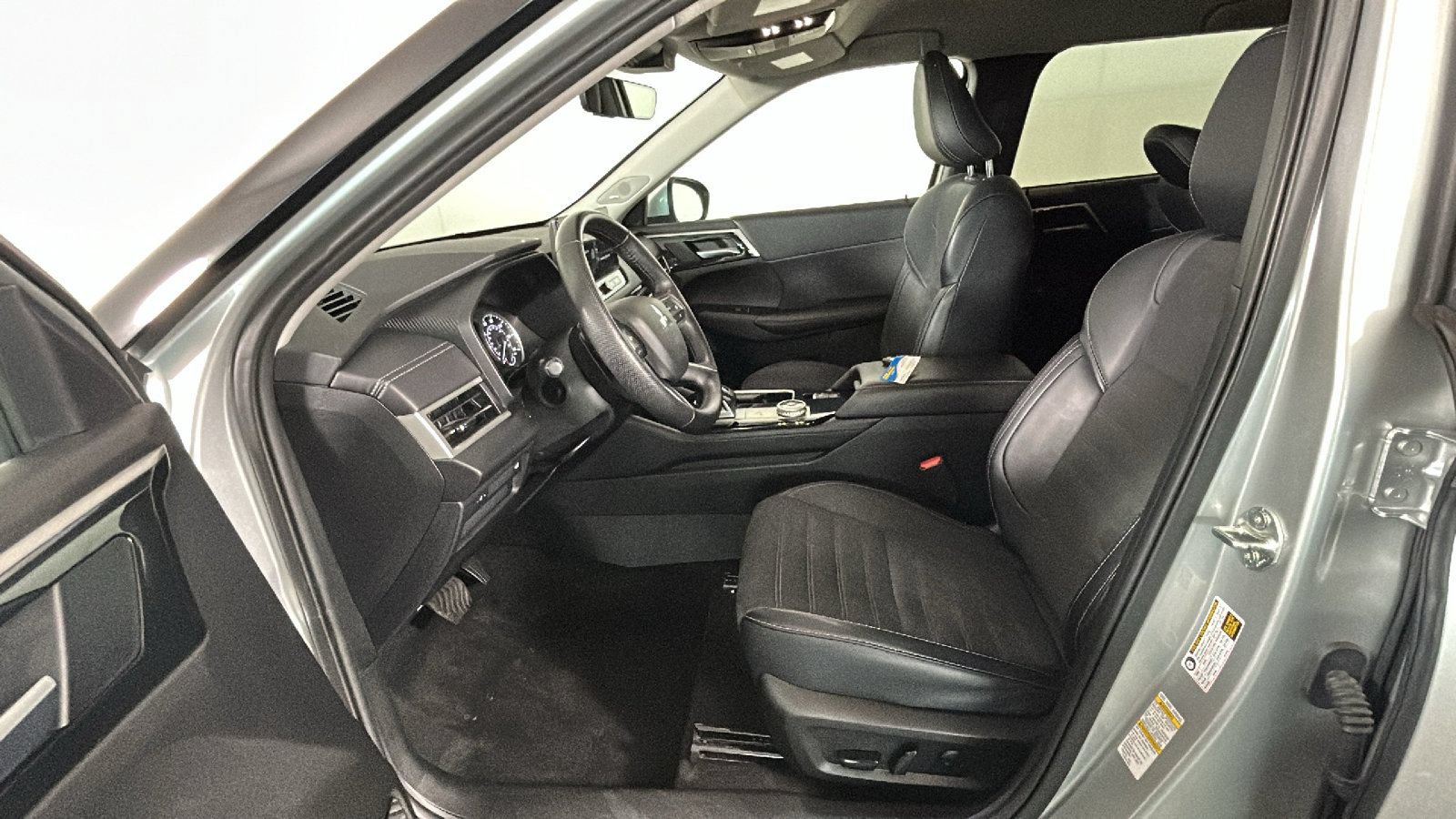 Used 2025 Mitsubishi Outlander SE AWD/4WD image 12