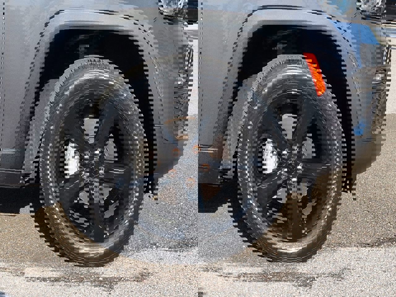 Used 2023 Jeep Grand Cherokee Limited w/ Black Appearance Package image 10