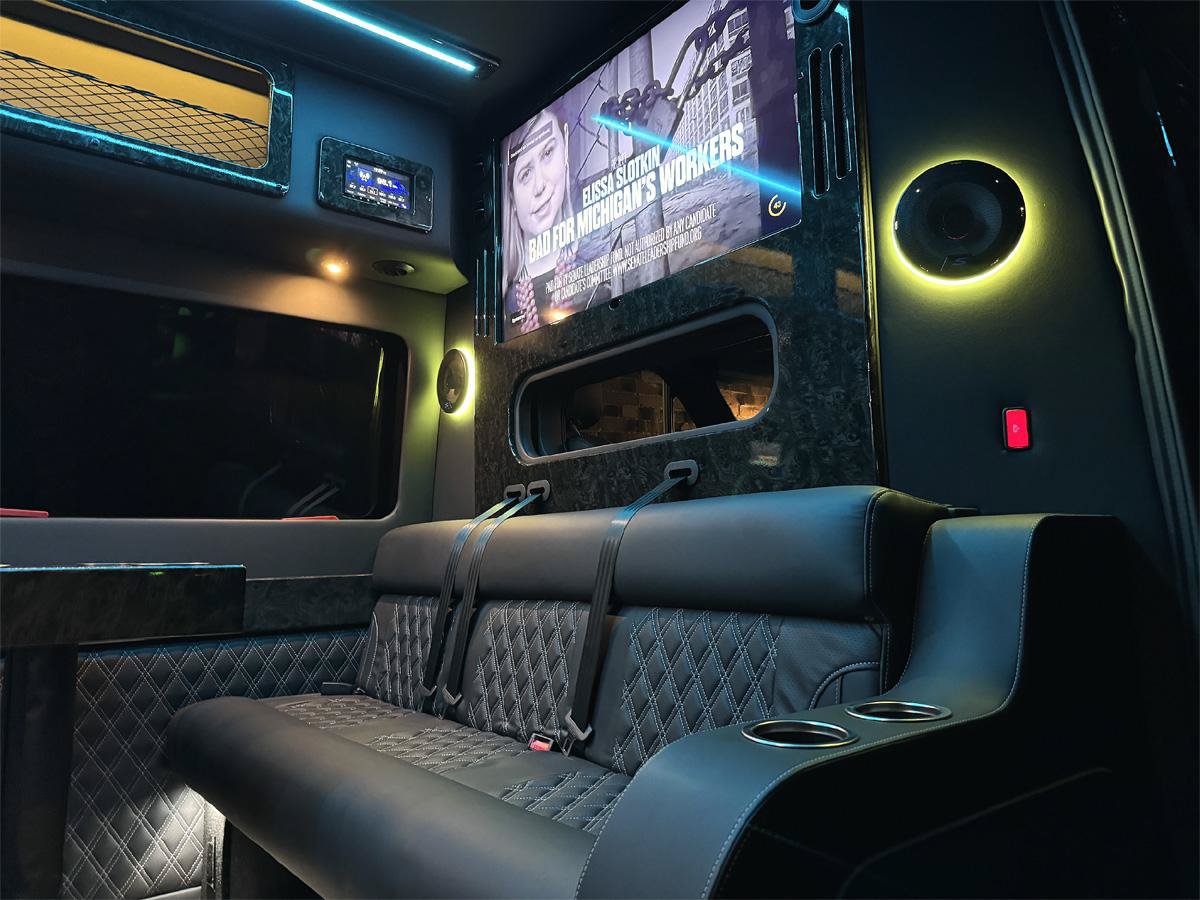 Used 2024 Mercedes-Benz Sprinter 3500 image 2