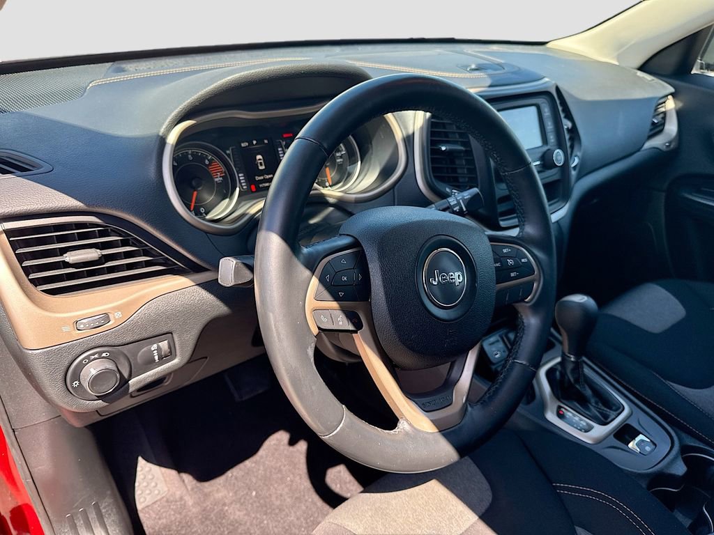 Used 2016 Jeep Cherokee Sport image 9