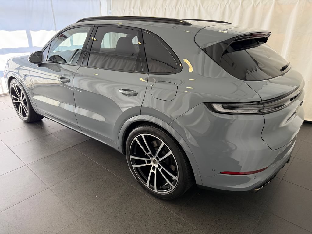 Certified 2025 Porsche Cayenne Turbo AWD/4WD image 3