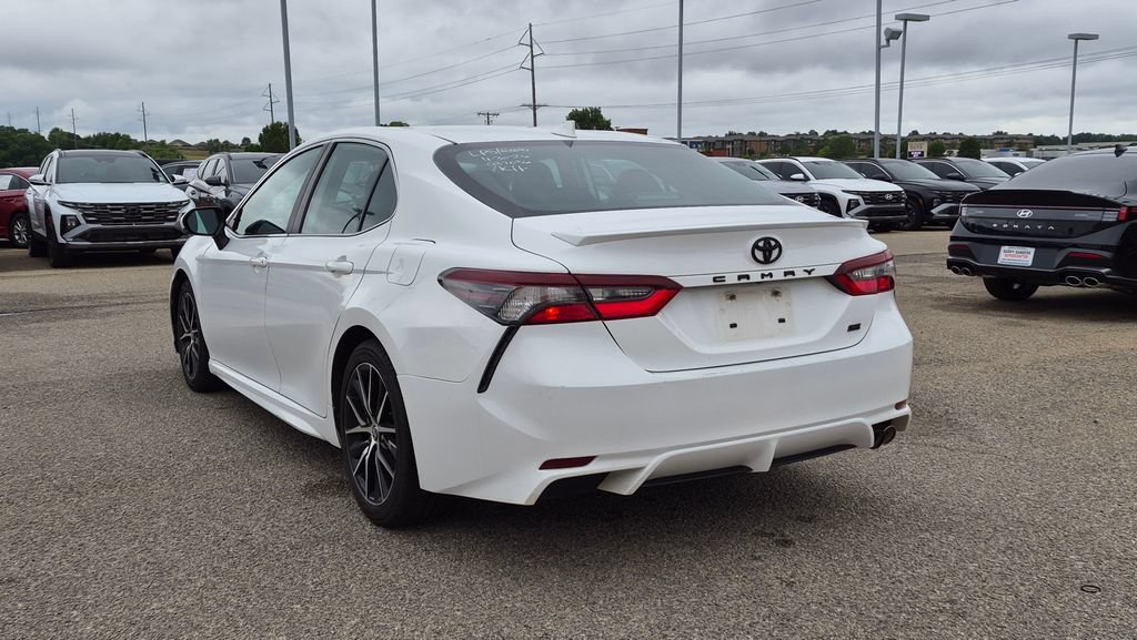 Used 2022 Toyota Camry SE w/ Cold Weather Package FWD image 4