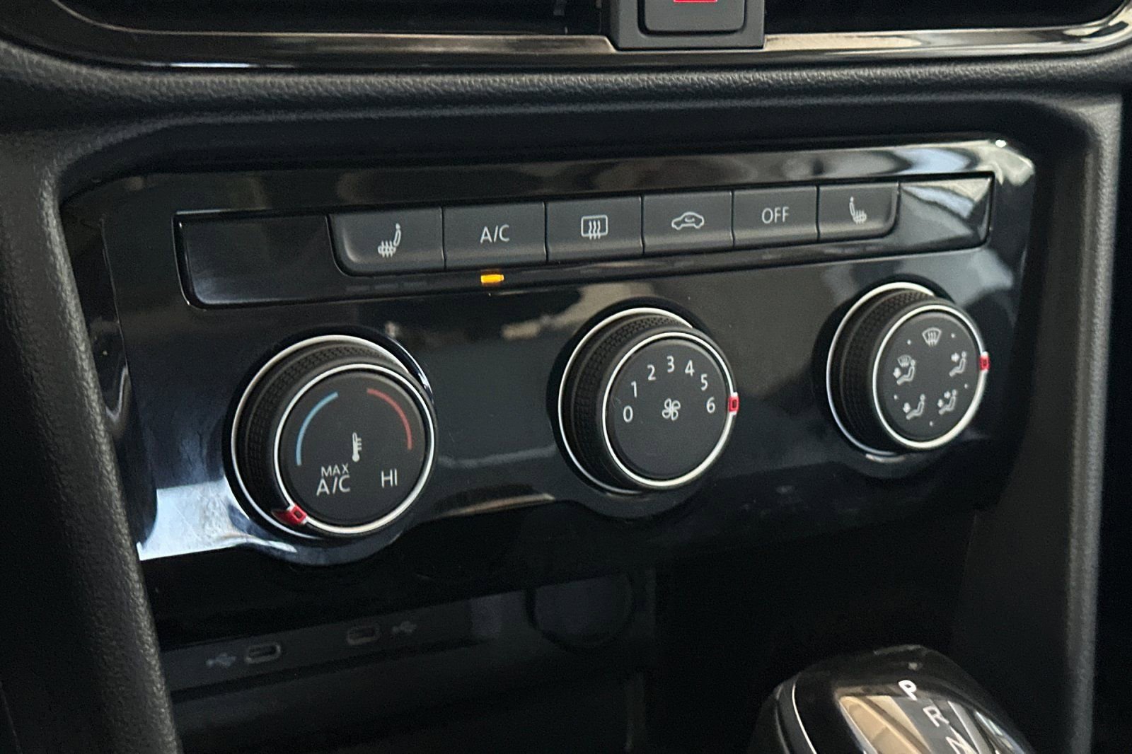Used 2023 Volkswagen Taos SE w/ Panoramic Sunroof Package FWD image 20
