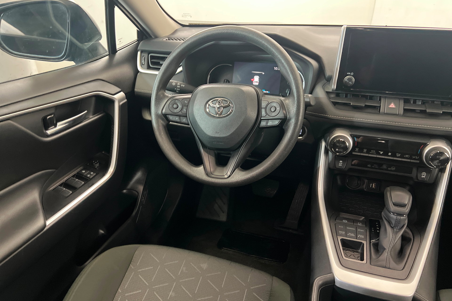 Used 2025 Toyota RAV4 XLE AWD/4WD image 10