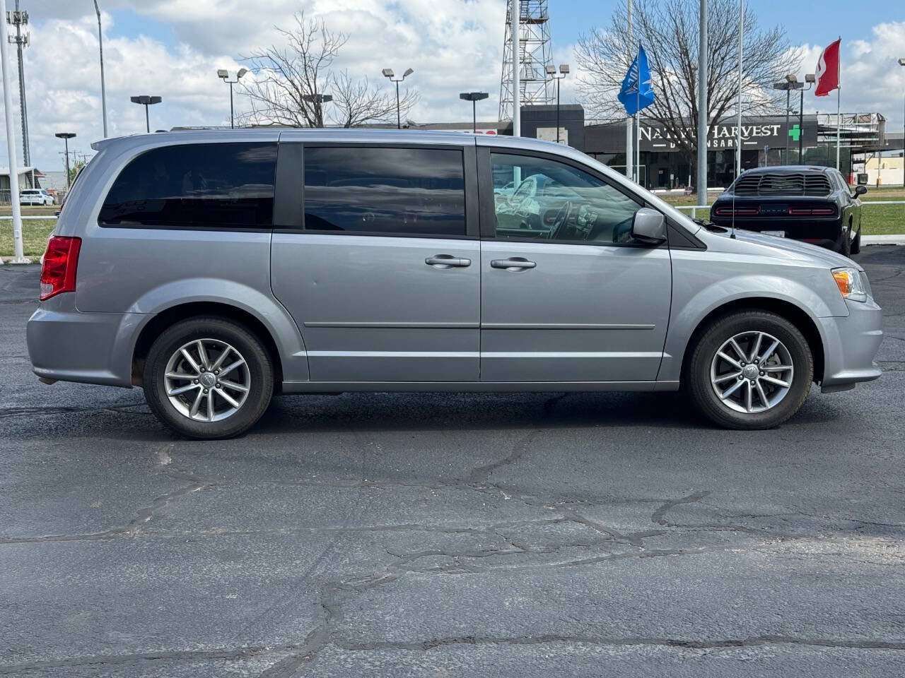 Used 2016 Dodge Grand Caravan SE image 4