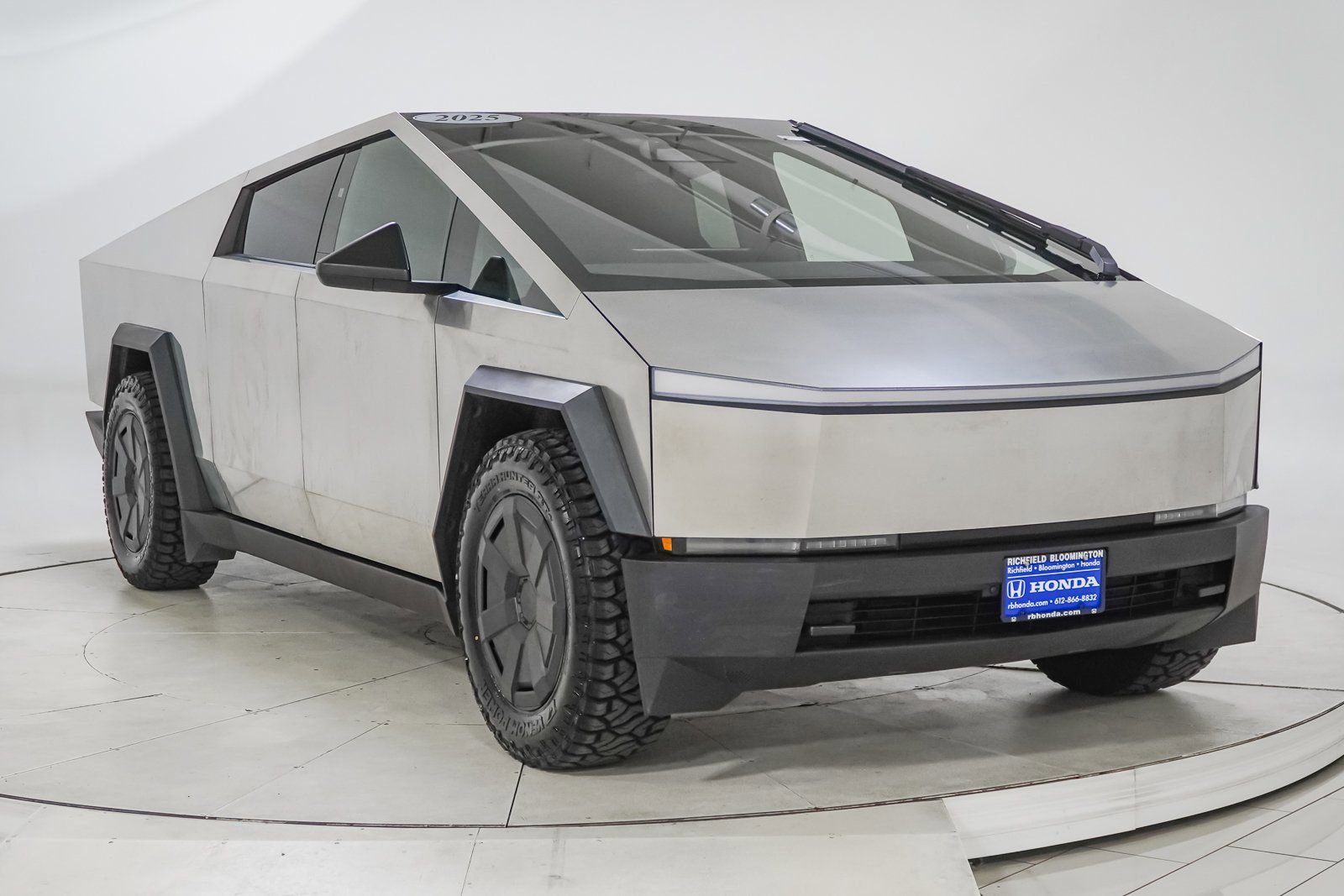 Used 2025 Tesla Cybertruck AWD Crew Cab image 19