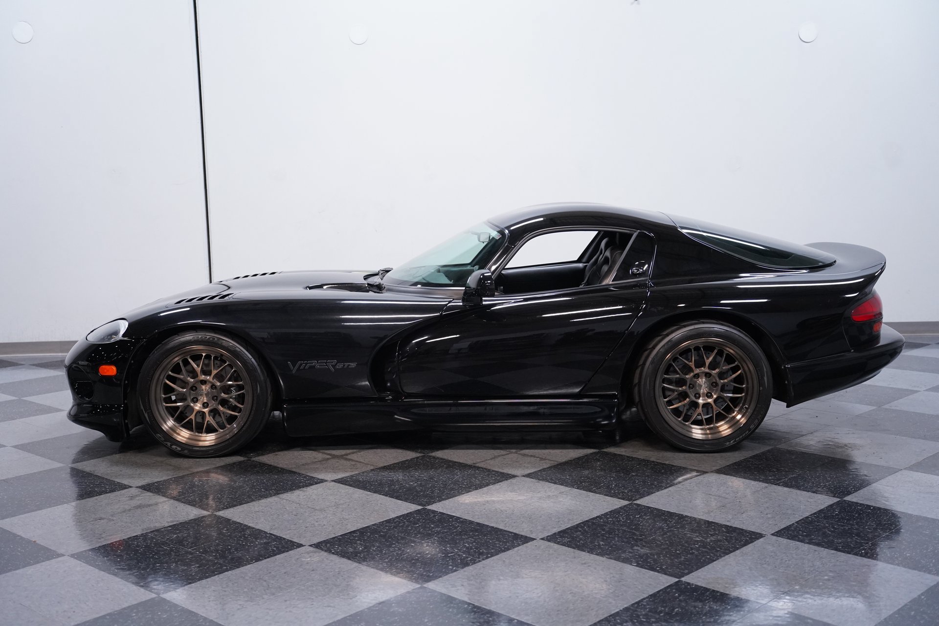 Used 2000 Dodge Viper GTS RWD image 2