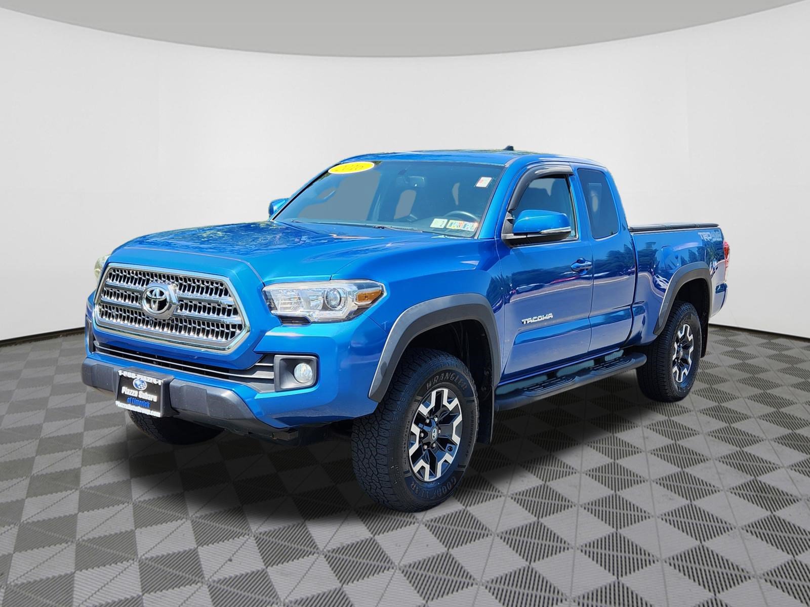 Used 2016 Toyota Tacoma TRD Off-Road w/ Premium & Technology Package AWD/4WD image 2