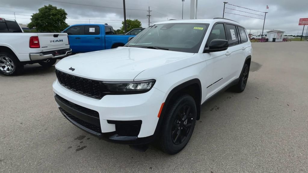 New 2025 Jeep Grand Cherokee L Altitude image 4