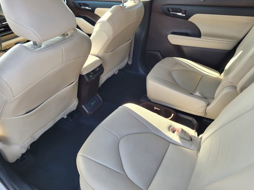 Used 2022 Toyota Highlander XLE FWD image 11
