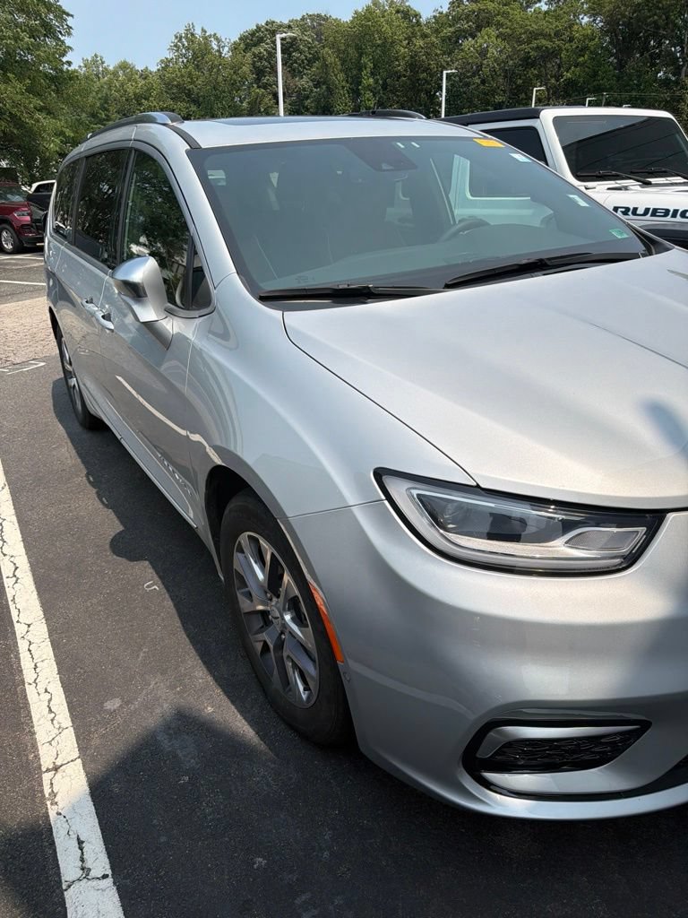 Used 2024 Chrysler Pacifica Pinnacle FWD image 3