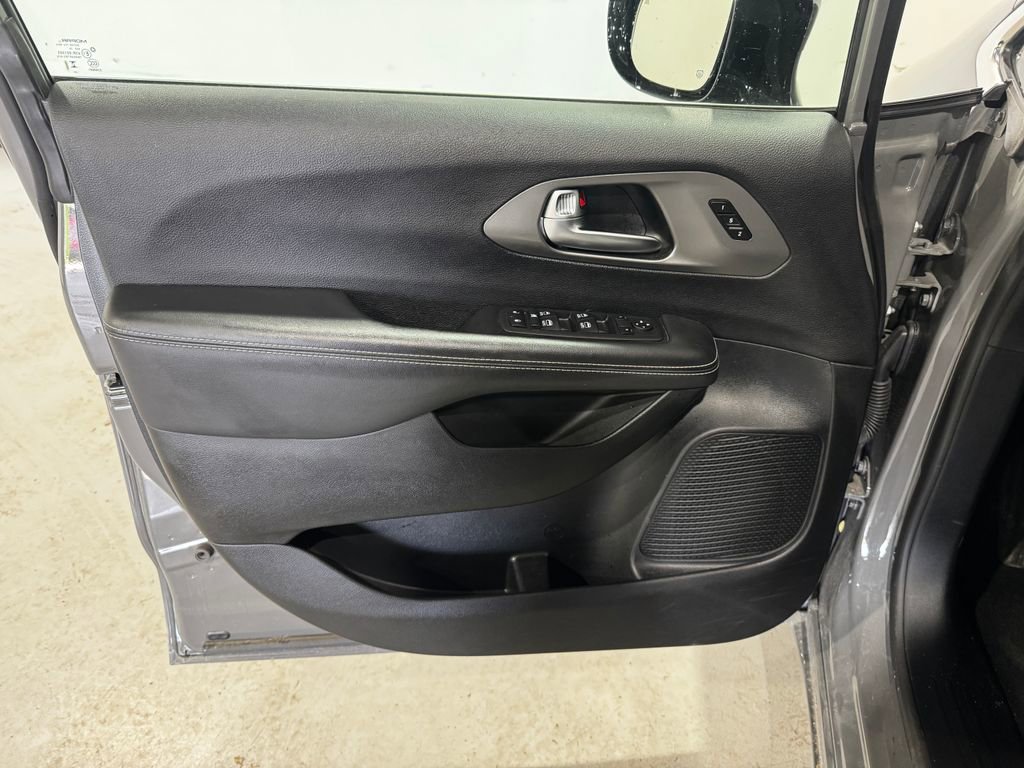 Used 2025 Chrysler Pacifica Select FWD image 16