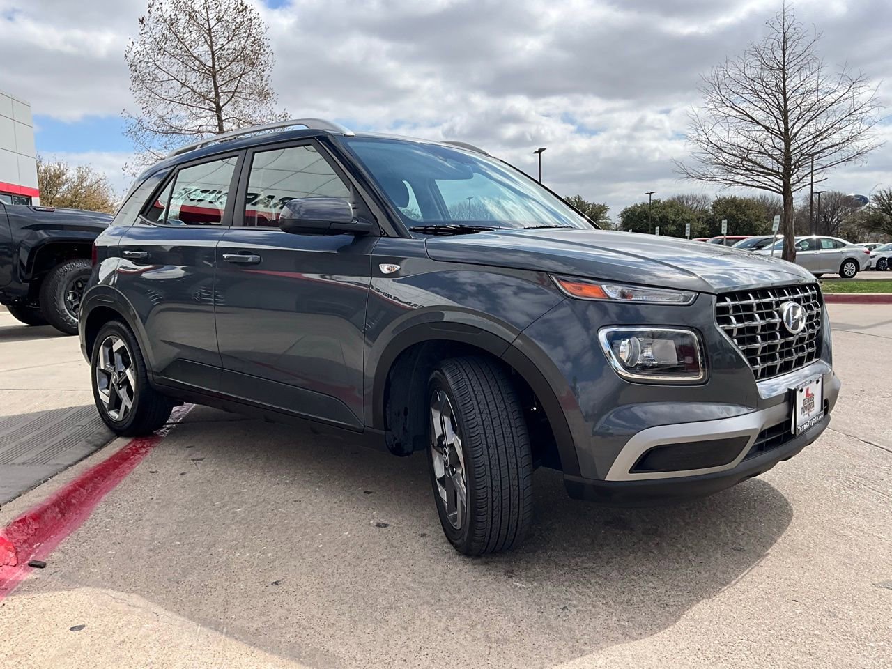 Used 2025 Hyundai Venue SEL image 4