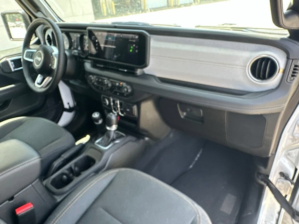 Used 2025 Jeep Wrangler Unlimited Sahara AWD/4WD image 38
