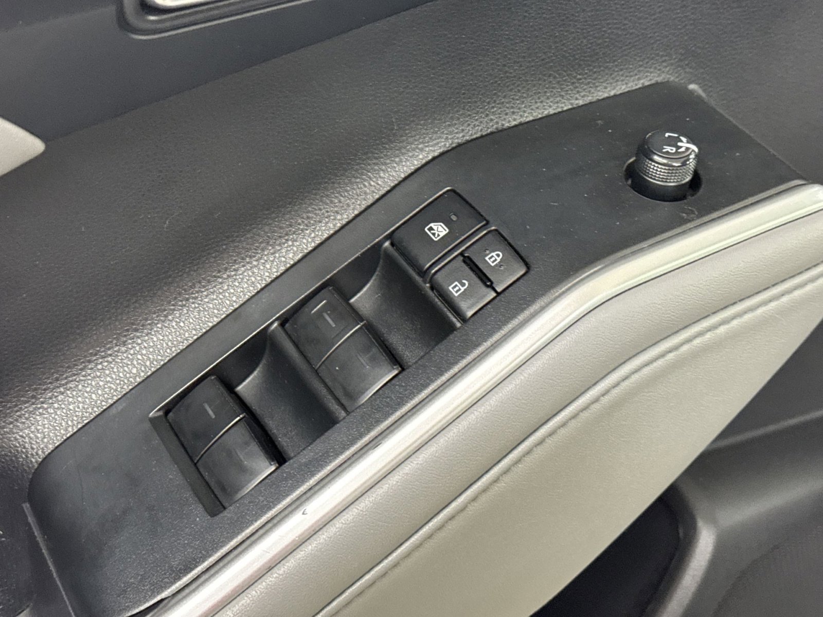 Used 2022 Toyota Highlander XLE FWD image 27