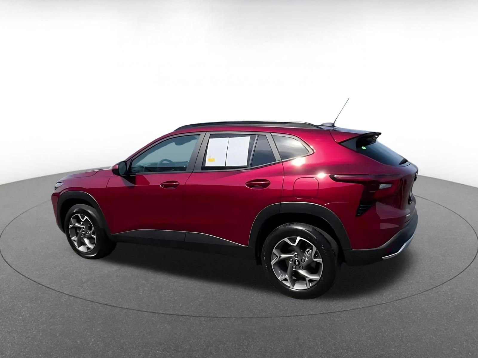 Used 2025 Chevrolet Trax LT FWD image 8