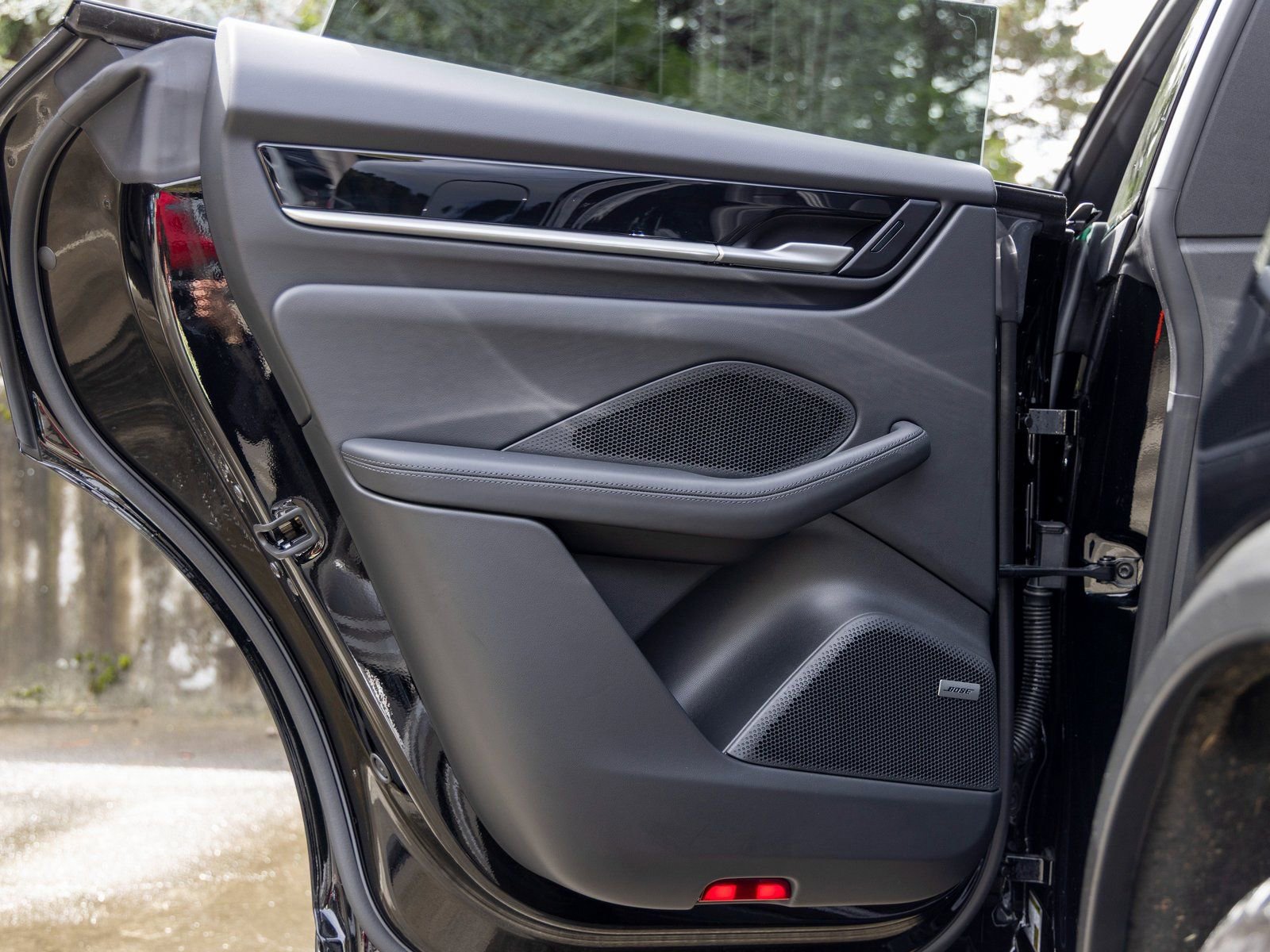 Certified 2025 Porsche Macan Electric image 38