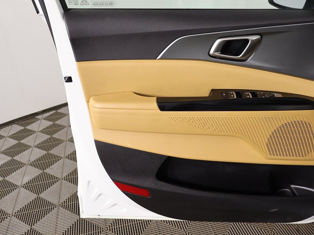 Used 2024 Kia Carnival LX image 20