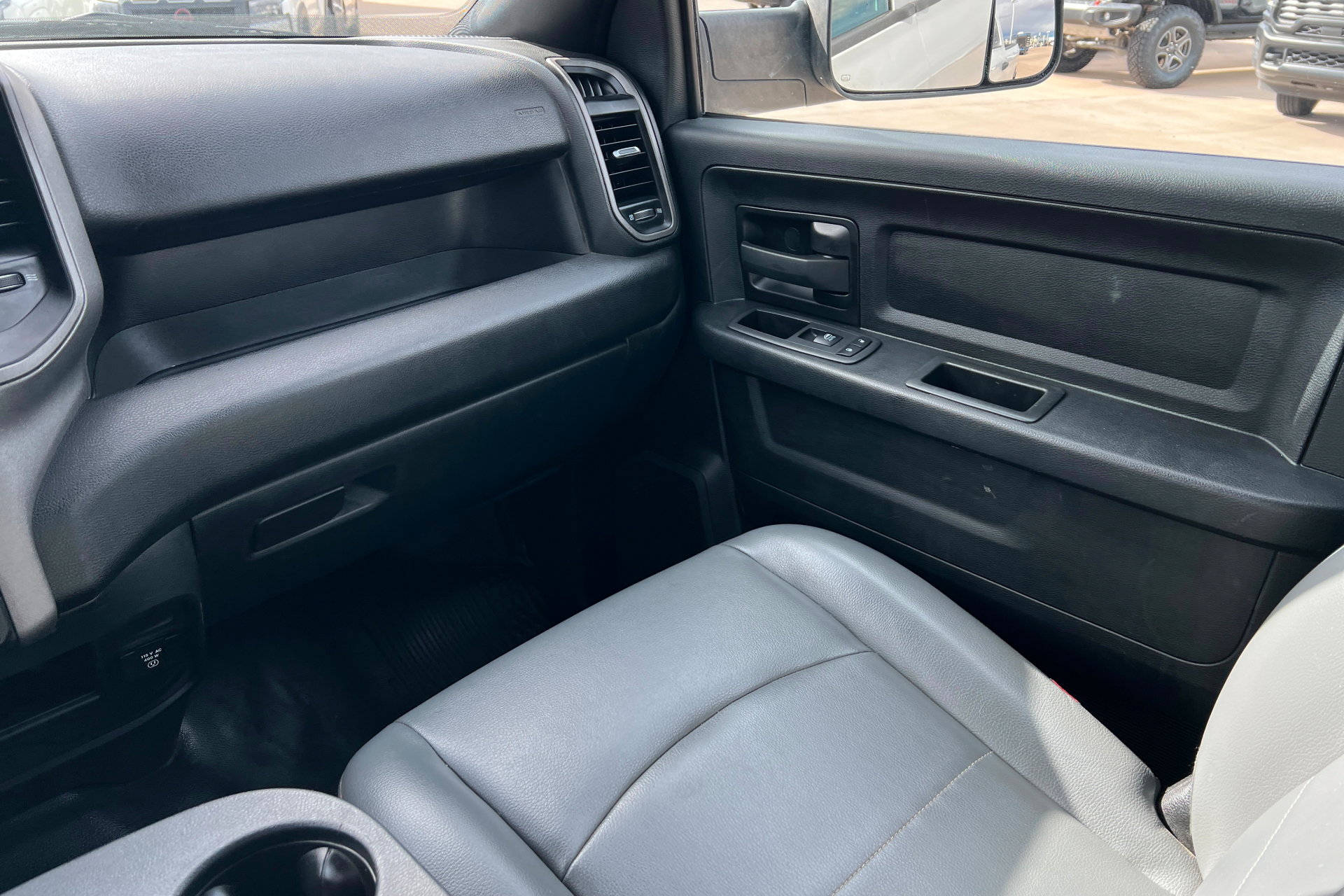 Used 2022 RAM 2500 Tradesman w/ Chrome Appearance Group AWD/4WD image 10