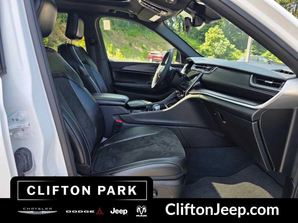 Used 2023 Jeep Grand Cherokee Altitude AWD/4WD image 15
