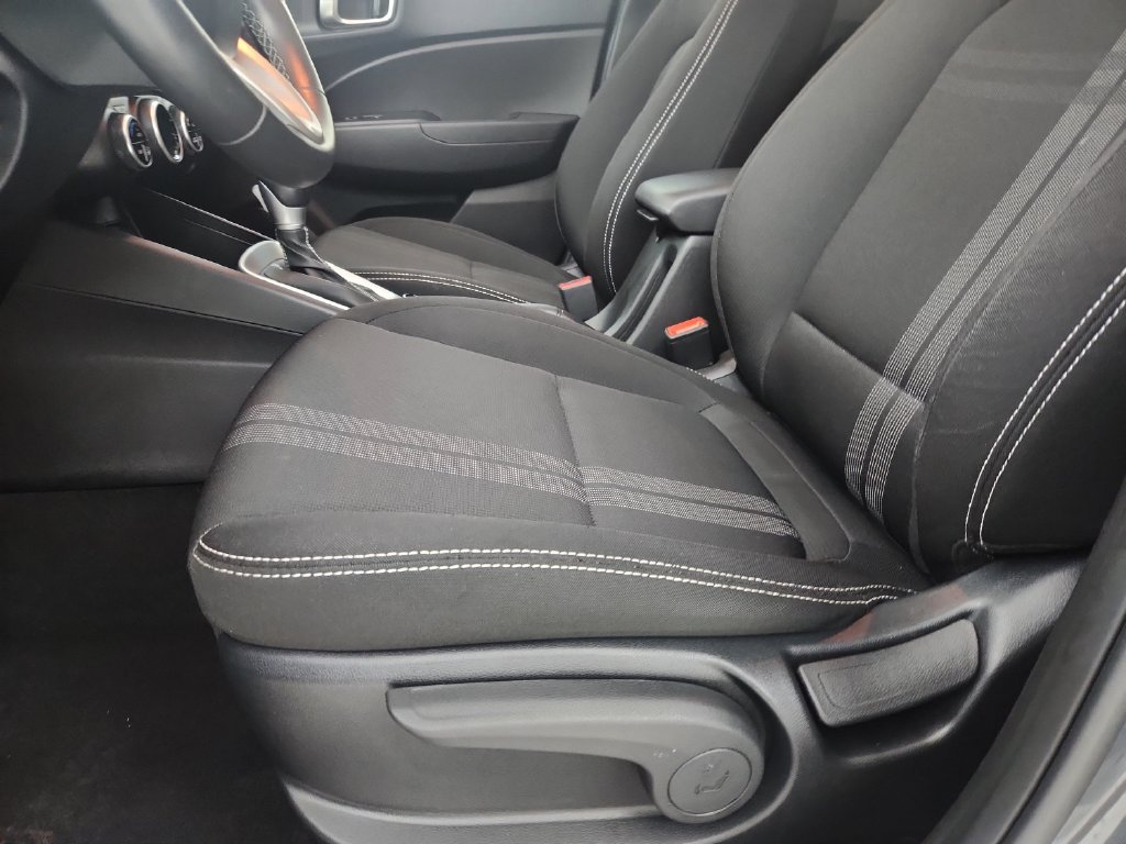 Used 2025 Hyundai Venue SEL FWD image 22