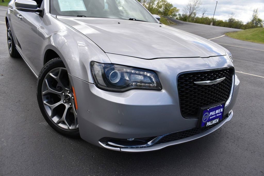 Used 2018 Chrysler 300 S w/ 300S Premium Group RWD image 2