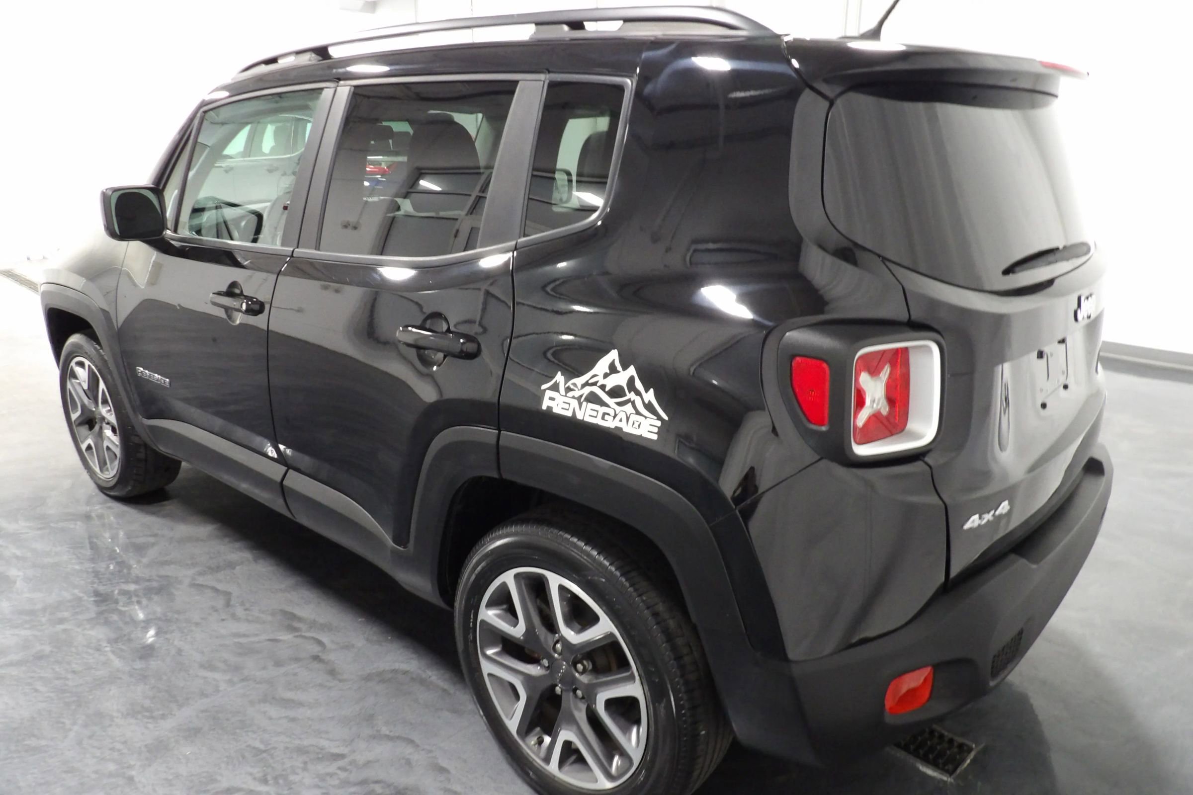Used 2017 Jeep Renegade Latitude w/ Cold Weather Group image 5