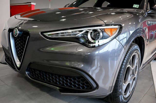 Used 2022 Alfa Romeo Stelvio Ti image 10