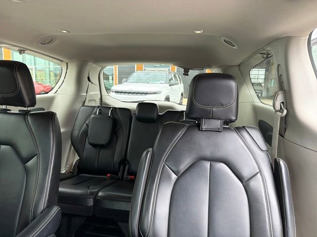 Used 2023 Chrysler Pacifica Touring-L image 23