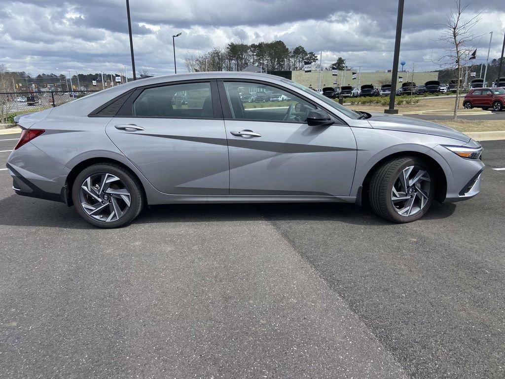 Used 2025 Hyundai Elantra Sport image 2