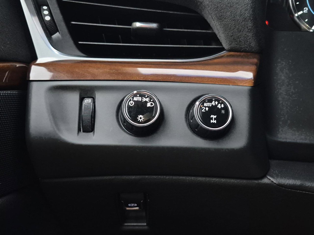 Certified 2020 Cadillac Escalade Premium Luxury image 23