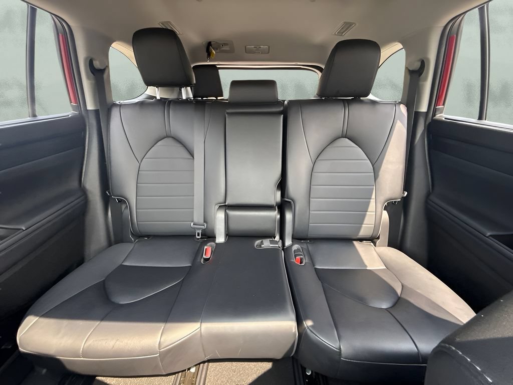 Used 2023 Toyota Highlander XLE FWD image 7