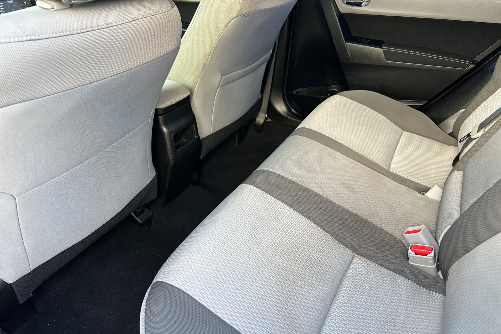 Used 2019 Toyota Corolla LE w/ Carpet Mat Package (TMS) FWD image 12