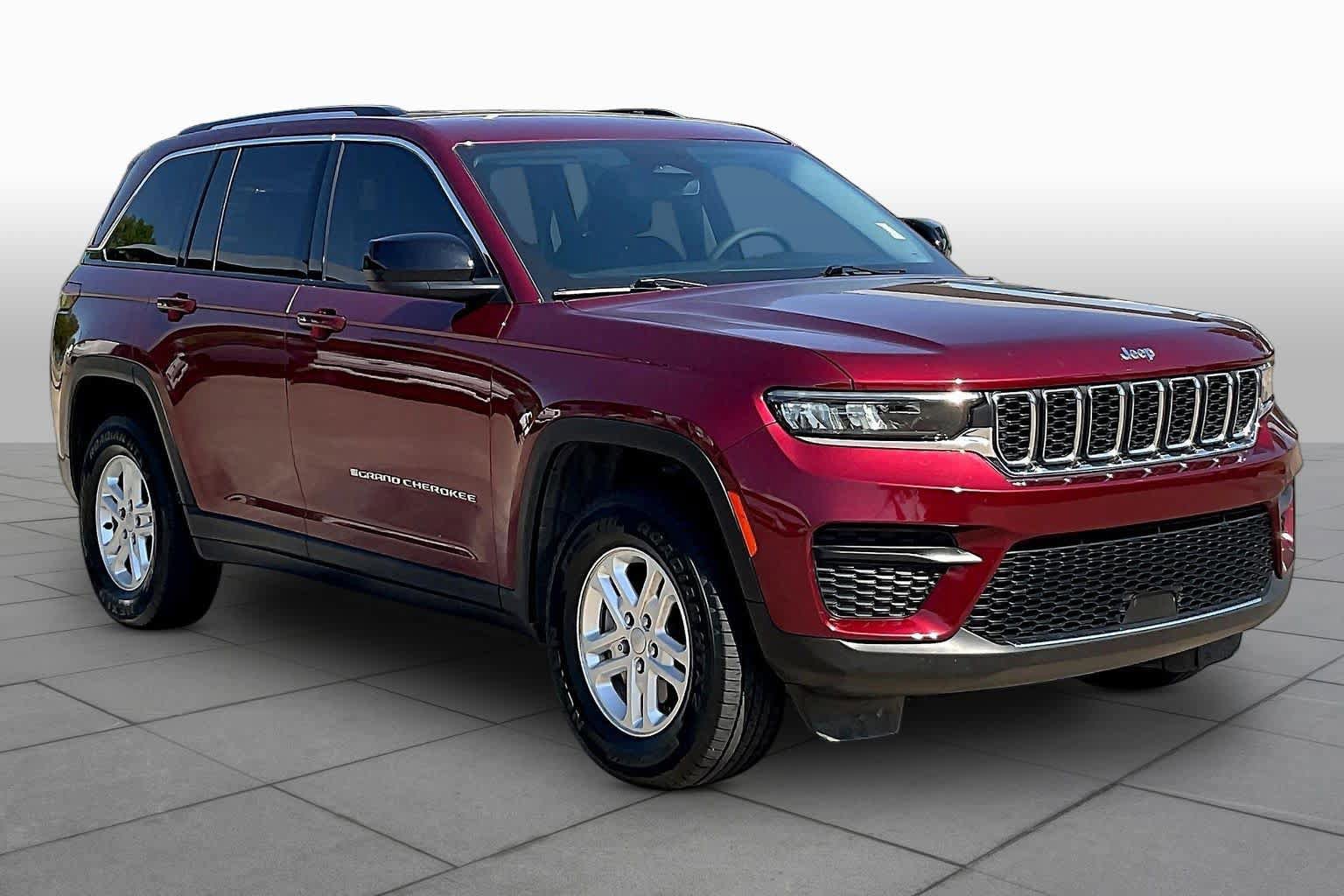 Used 2023 Jeep Grand Cherokee Laredo AWD/4WD image 3