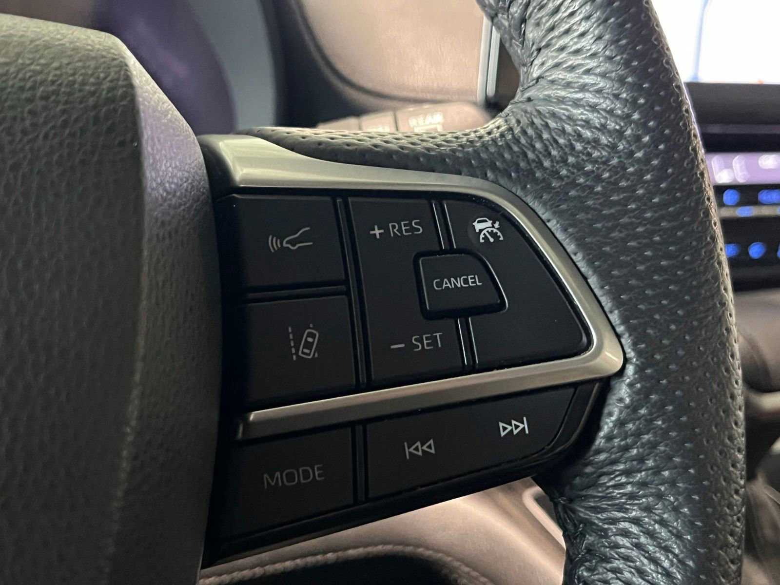 Used 2023 Toyota Sienna Limited FWD image 29