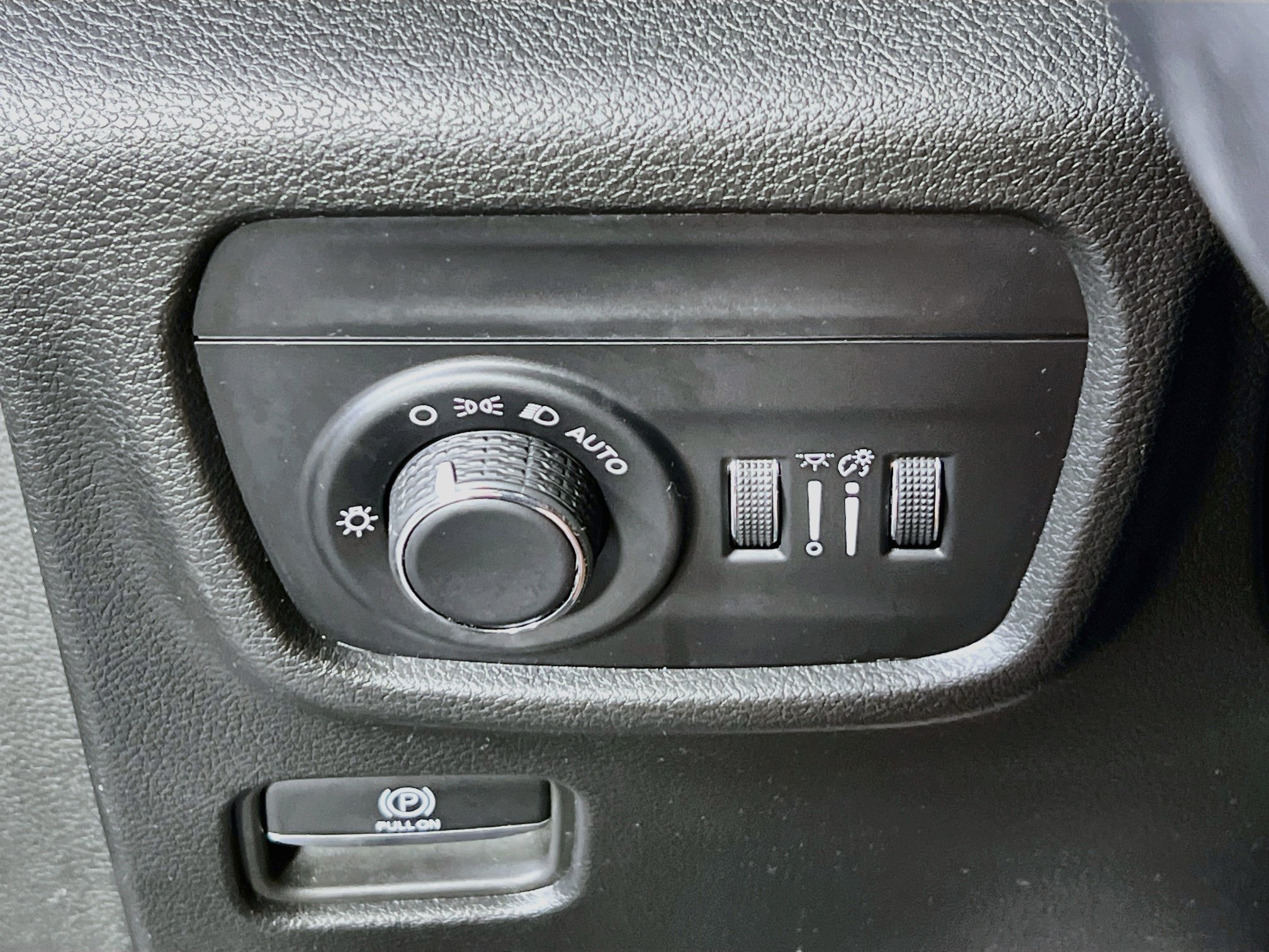 Used 2023 Jeep Grand Cherokee Altitude AWD/4WD image 10