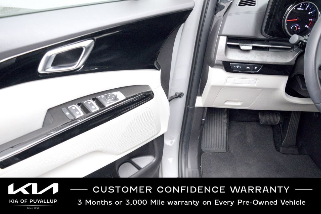 Used 2024 Kia Carnival EX FWD image 27