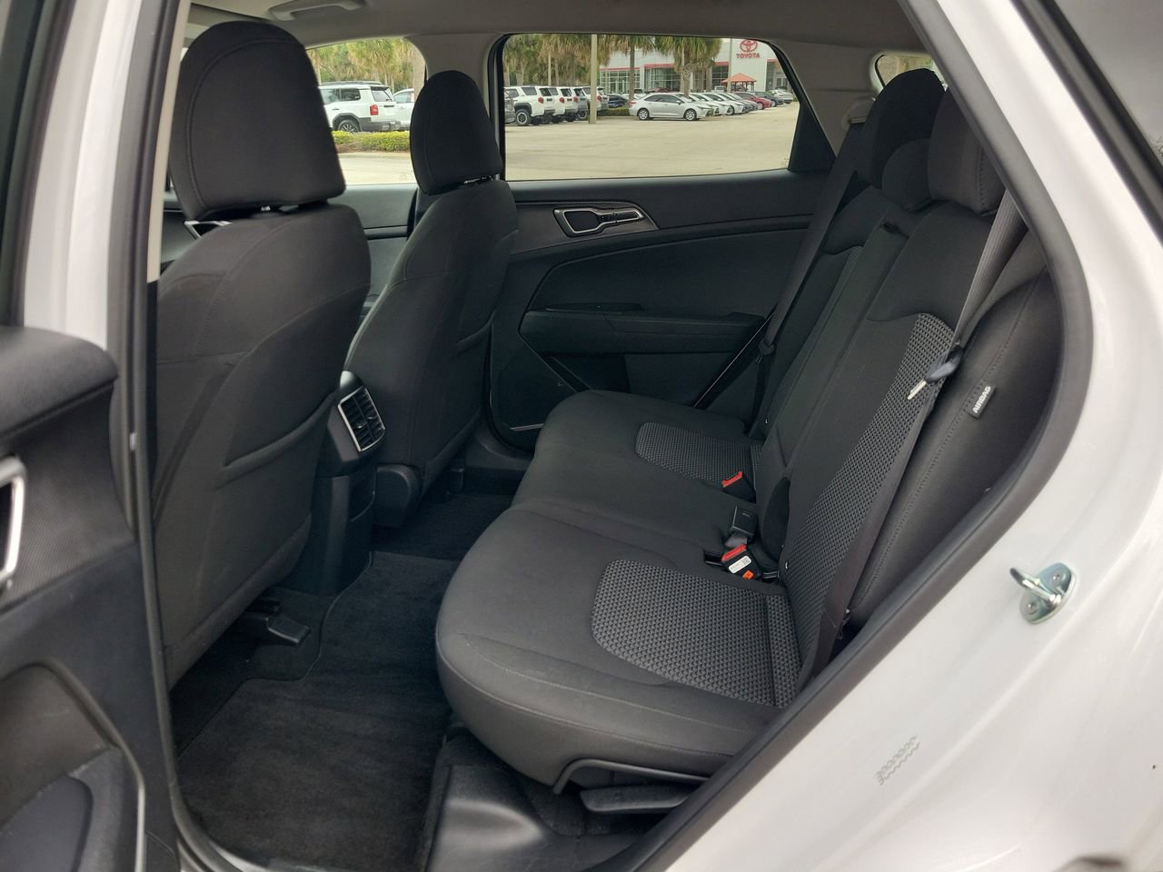 Used 2025 Kia Sportage LX image 9