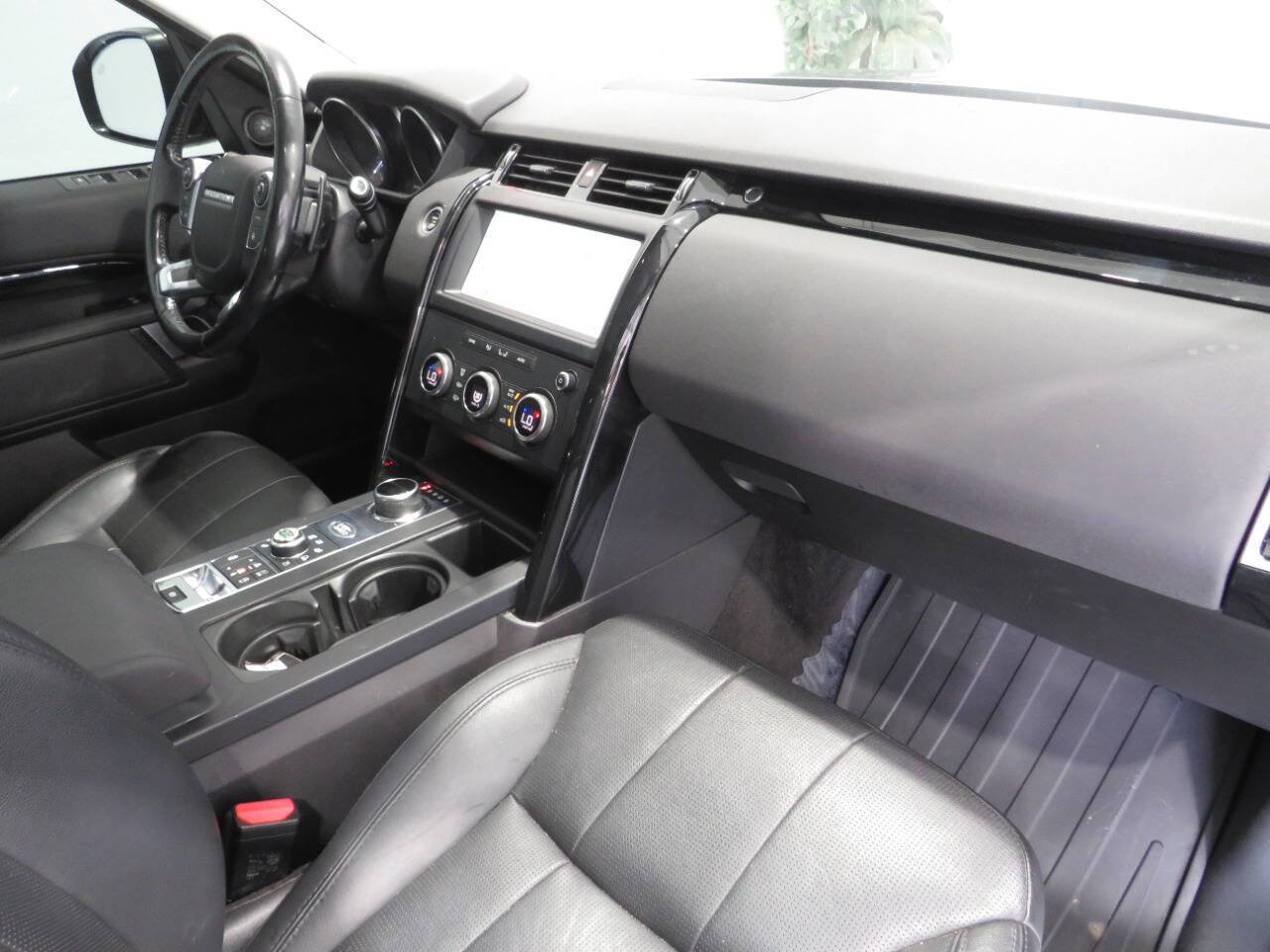 Used 2018 Land Rover Discovery SE AWD/4WD image 11