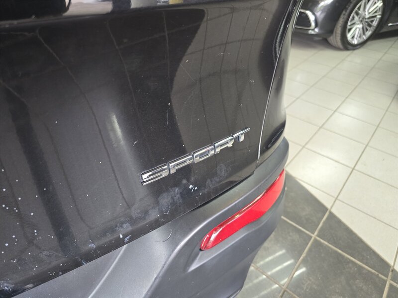 Used 2016 Jeep Cherokee Sport FWD image 27