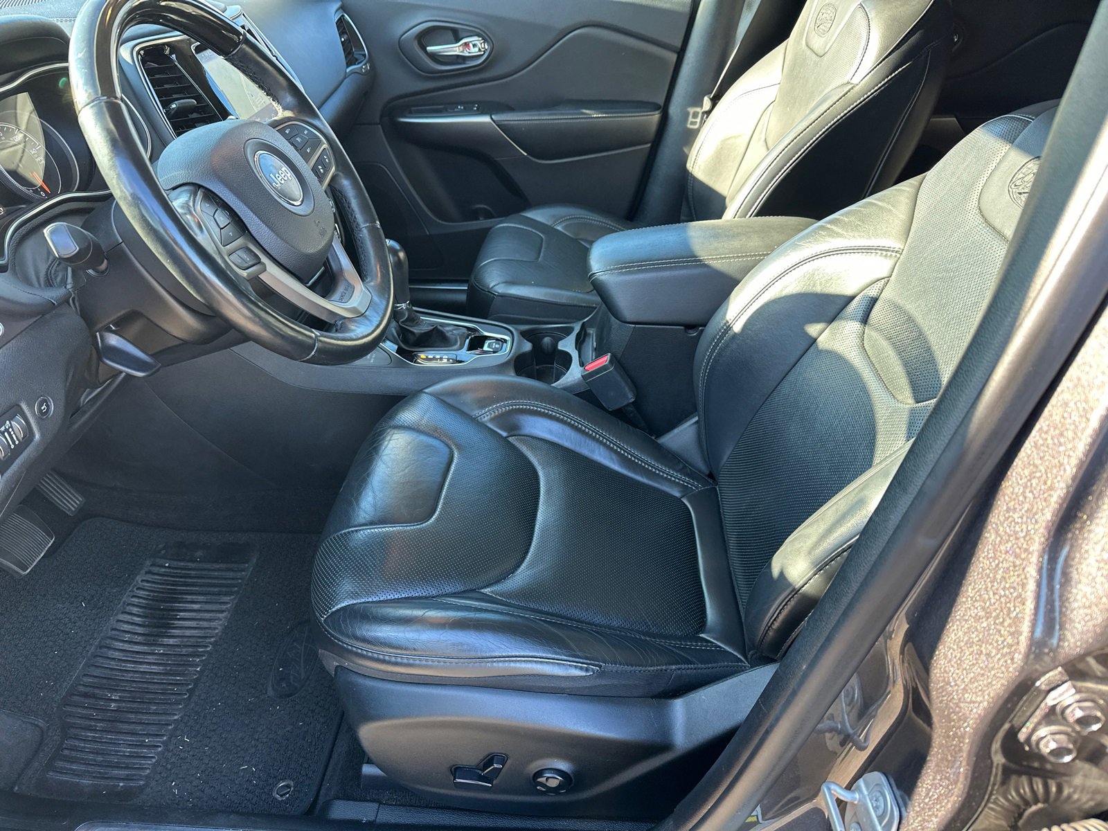 Used 2019 Jeep Cherokee Overland w/ Technology Group image 9