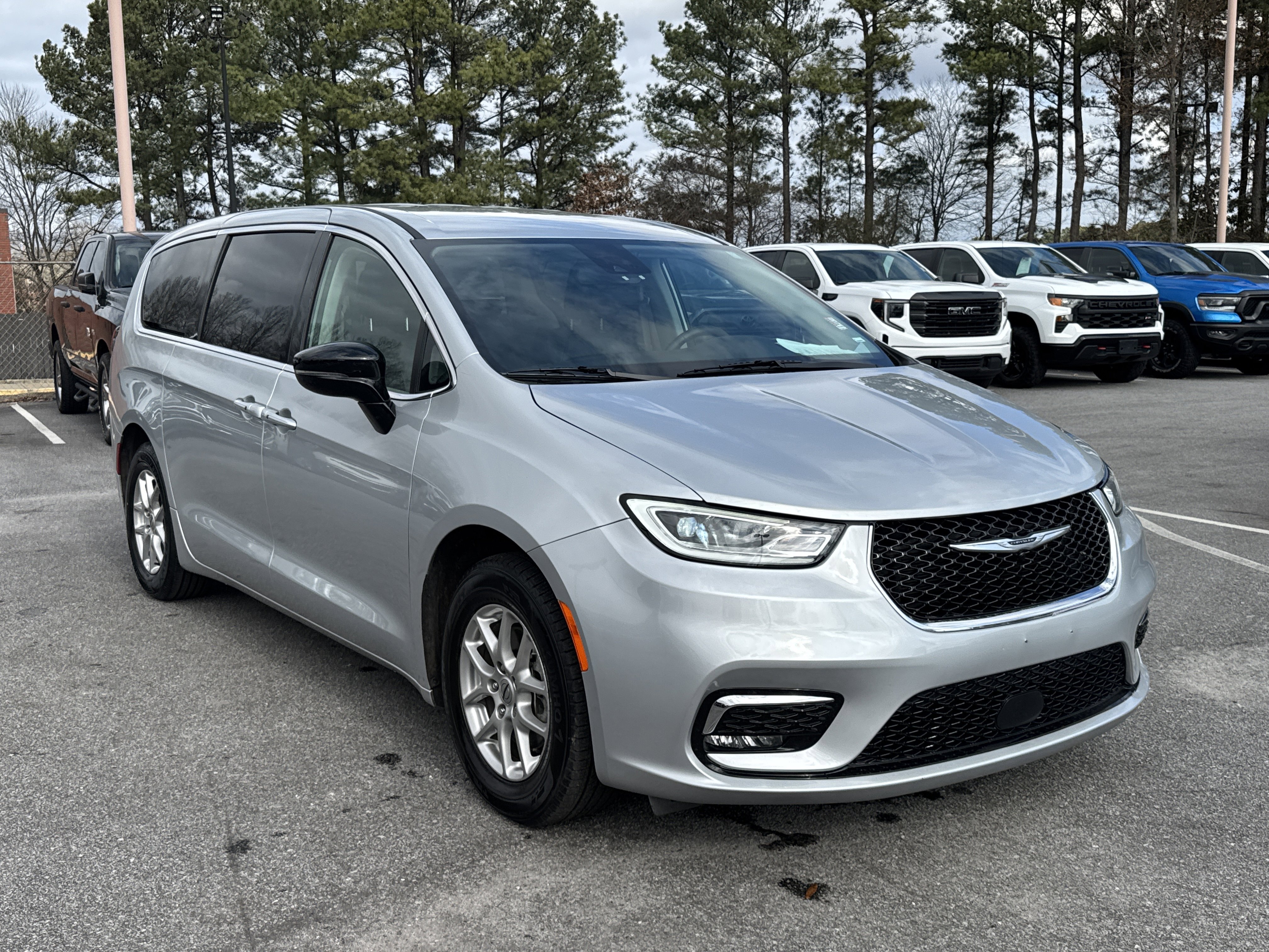 Used 2024 Chrysler Pacifica Touring-L image 4