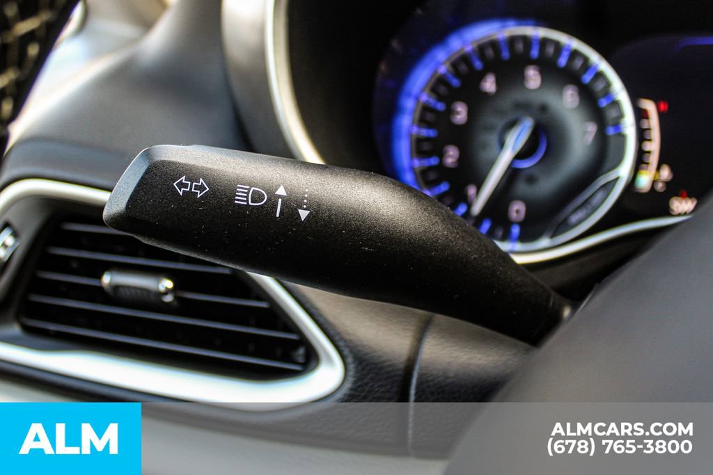 Used 2024 Chrysler Pacifica Touring-L image 31