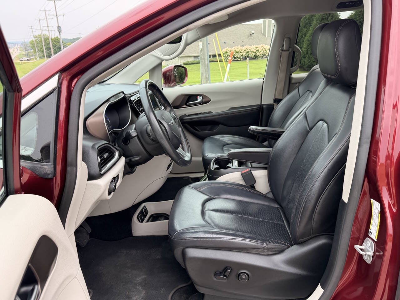 Used 2018 Chrysler Pacifica Touring-L FWD image 11