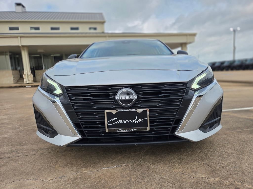 Used 2024 Nissan Altima 2.5 SV FWD image 2