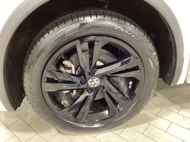 Certified 2023 Volkswagen Tiguan SE R-Line image 25