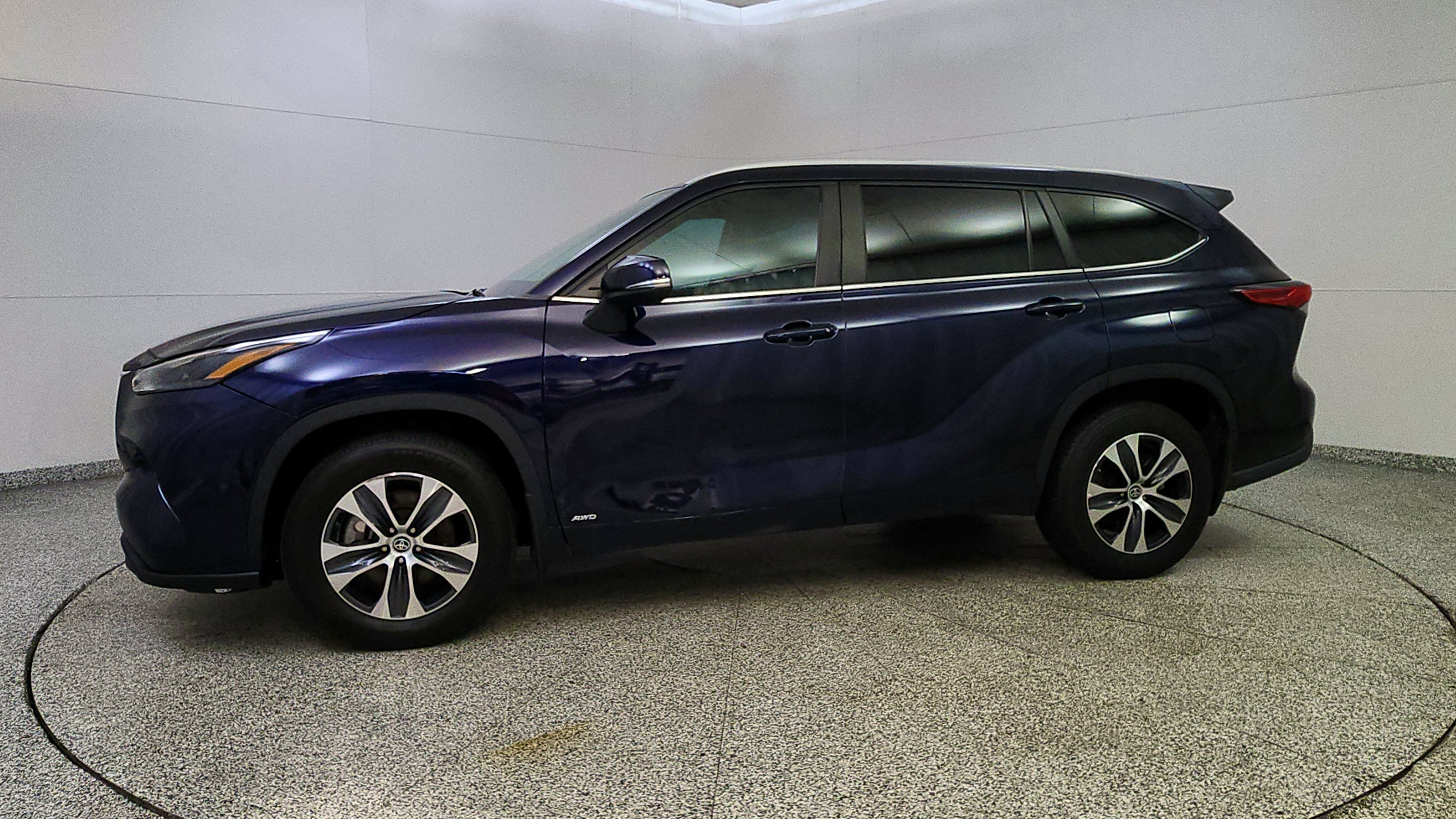 Used 2023 Toyota Highlander XLE AWD/4WD image 4